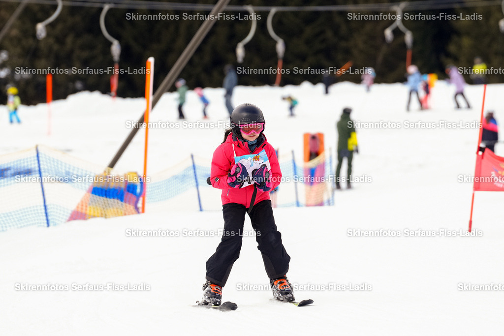 SRF_02.01.2026_0790 | Skirennfotos,Serfaus,Fiss,Ladis,Kinderskirennen,Winter,Tirol,Oberland,skirace,SFL,feelfree,weil wir's genießen,ski,Ski,skifahren,Sonnenplateau, - Realisiert mit Pictrs.com