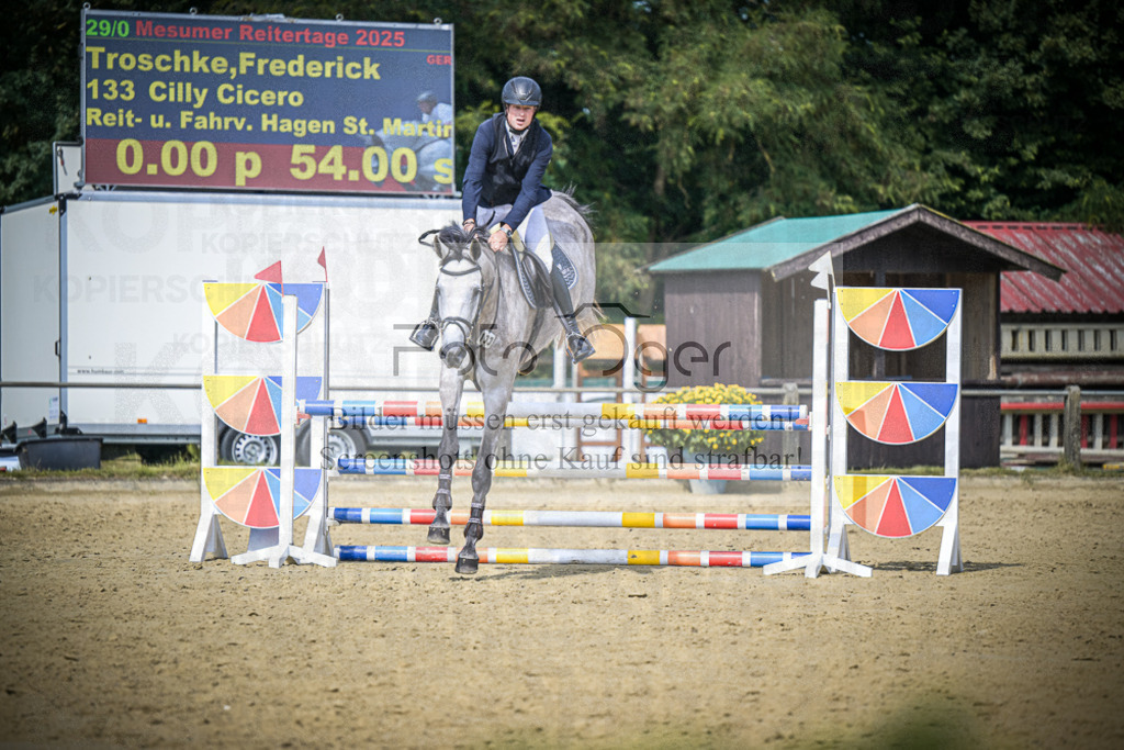 DOS_6281 | Entdecke hochwertige Reitturnierfotos von Foto Oger. Professionell, emotional und authentisch – jetzt Lieblingsmomente im Shop bestellen.Deutschlandweite Turnierfotografie. - Realisiert mit Pictrs.com