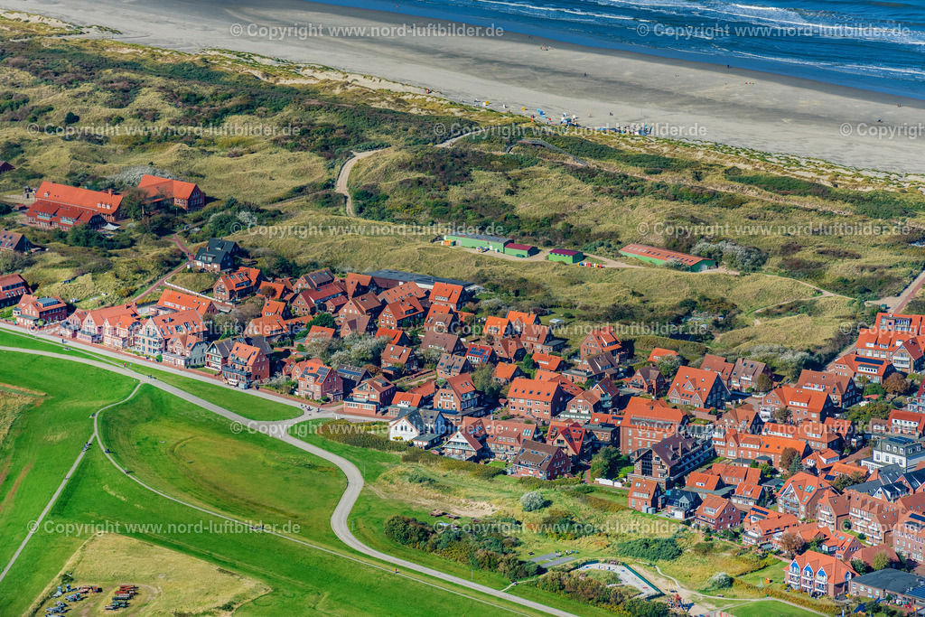 Juist_Ortsansicht_ELS_5715091022 | JUIST 09.10.2022 Ortsansicht der Straßen und Häuser der Wohngebiete in Juist im Bundesland Niedersachsen, Deutschland. // Town View of the streets and houses of the residential areas in Juist in the state Lower Saxony, Germany. Foto: Martin Elsen