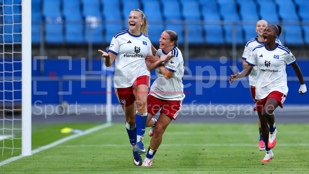 Fussball, Google Pixel Frauen-Bundesliga, Hamburger SV - SC Freiburg | v.li.: Torschützin Nikola Karczewska (Hamburger SV, 20), Jonna Wrede (Hamburger SV, HSV, 26) und Magou Doucoure (Hamburger SV, HSV, 2) mit Torjubel, Jubel, jubeln, jubelt, optimistisch, Spielszene, Highlight, Freude über das Tor zum 1:1, DIE DFB-RICHTLINIEN UNTERSAGEN JEGLICHE NUTZUNG VON FOTOS ALS SEQUENZBILDER UND/ODER VIDEOÄHNLICHE FOTOSTRECKEN. DFB REGULATIONS PROHIBIT ANY USE OF PHOTOGRAPHS AS IMAGE SEQUENCES AND/OR QUASI-VIDEO.