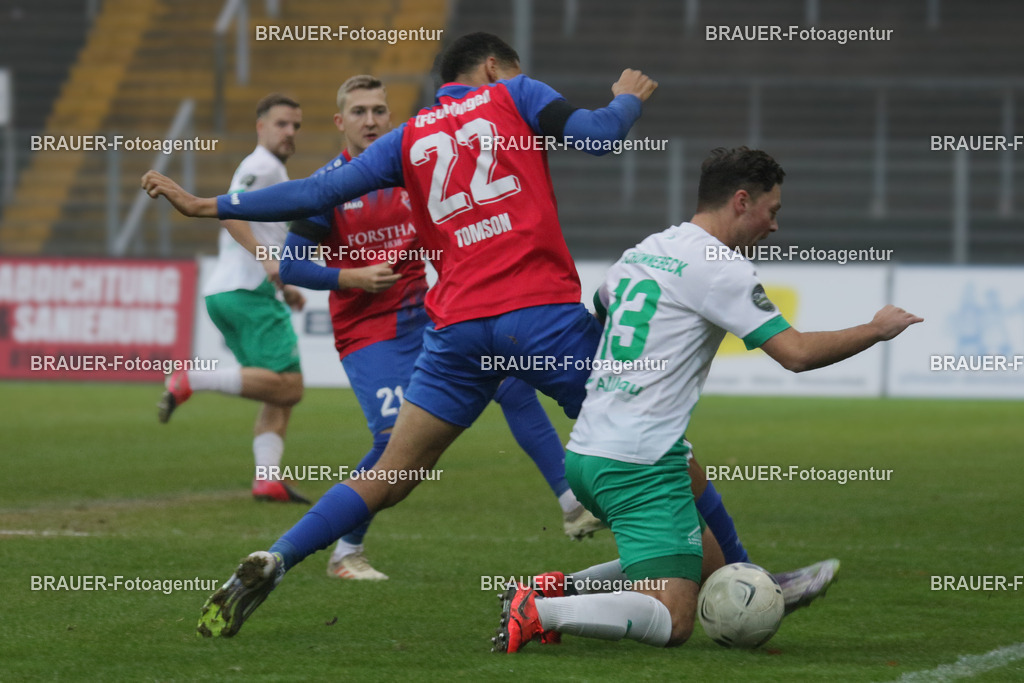 15.11.2025 KFC Uerdingen - SPVG Schonnebeck | Krefeld, Deutschland, 15.11.2025: Noah Eliah Tomson (KFC Uerdingen) und Timo Brauer (Spvg Schonnebeck) im Kampf um den Ball während des Oberliga Niederrhein Spiels zwischen KFC Uerdingen  - Spvg Essen Schonnebeck am 15.11. 2025 im Krefelder Grotenburg - Stadion in Krefeld, Deutschland. (Foto Ralph Görtz / Brauer-Fotoagentur)