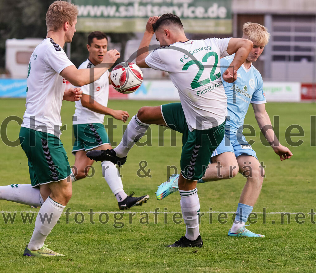 2023-07-28_028_FC_Schwaig_gegen_TSV_1860_Rosenheim | Oberding, Deutschland, 28.07.2023:
Fußball, Landesliga Südost 2023 / 2024, 3. Spieltag, FC Schwaig gegen TSV 1860 Rosenheim, Endergebnis: 1:1

Tobias Jell (FC Schwaig, #2), Daniel Fichtlscherer (FC Schwaig, #22), Florian Grundner (TSV 1860 Rosenheim, #28)

Foto: Christian Riedel / fotografie-riedel.net