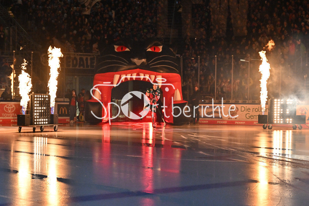 Augsburger Panther - Schwenninger Wild Wings | Der Einlauf der Panther vor der Partie gegen SChwenningen / Riley McCOURT (Augsburger Panther #72) / DEL: Augsburger Panther - Schwenninger Wild Wings, Curt Frenzel Stadion am 02.02.2025