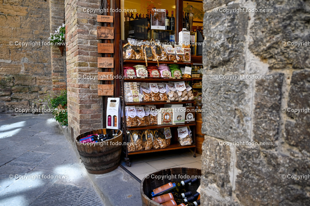 Italien_ Toskana_ San Gimignano_ 31.05.2024-169 | 31.05.2024, Italien, ITA, Toskana, San Gimignano im Bild Stadtansichten Gebäude, Architektur, Touristen, Historisch, Souvenir, Ansichten der berühmten Stadt San Gimignano in der Toskana-Italien - View of the famous town San Gimignano in Tuscany-ItalySan Gimignano ist eine italienische Kleinstadt in der Toskana mit einem mittelalterlichen Stadtkern. San Gimignano wird auch die Stadt der Türme genannt. Die Stadt liegt in der Provinz Siena. Sie gehört neben Florenz, Siena und Pisa zu den von Touristen meist besuchten Zielen in der Toskana.