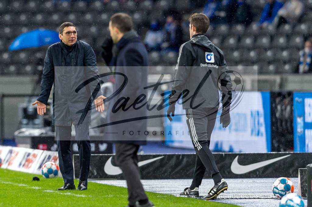 BSCRBL20220220_027 | Fussball, Herren: Trainer Tayfun Korkut (Hertha BSC) gestikuliert, Gestik bei dem Spiel der 1. Bundesliga zwischen Hertha BSC und RB Leipzig im Olypiastadion am 20.02.2022 in Berlin, Deutschland.DFB / DFL REGULATIONS PROHIBIT ANY USE OF PHOTOGRAPHS AS IMAGE SEQUENCES AND/OR QUASI-VIDEO. - Realisiert mit Pictrs.com