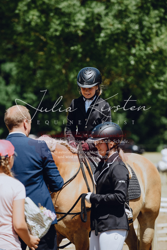 DSC_2334 | Pferde- und Turnierfotografie in Westsachsen. Pferdeportraits, Auftragszeichnungen und intuitive Kunst.