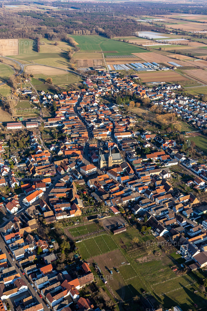 Luftbild: Stadtzentrum im Innenstadtbereich in Geinsheim im Ortsteil Geinsheim in Neustadt im Bundesland Rheinland-Pfalz in Deutschland. Foto: IMG_126058.jpg vom 07.03.2021 durch Werner Riehm/FLY-FOTO.de