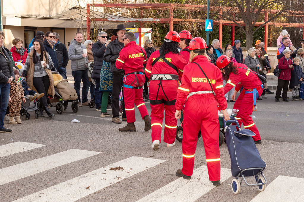 Umzug2025-200_9901 | Fotostrecke: FASCHINGSUMZUG 2025 in Loosdorf. 22 Masken(gruppen)-Teilnehmer: Loosdorfer Vereine, Wirtschaftstreibende, Gemeindeabordnungen sowie Kreditinstitute. rund 700 Besucher entlang der Hauptstrasse. Veranstaltungs-Sicherung durch Mannschaft der FF-Loosdorf mit schwerem Gerät. Maskenprämierung am EKZ-Platz durch Bgm. Thomas Vasku in den Kategorien: Bester Festwagen (Fa. gkonzept-Groissenberger; Beste Personengruppe-ASK-Loosdorf; Beste Einzelperson; Weiteste Anreise-FF Schollach;
