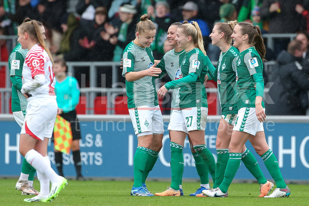 Fussball, Google Pixel Frauen-Bundesliga, RB Leipzig - SV Werder Bremen | v.li.: Spielerinnen des SV Werder Bremen mit Torjubel, Jubel, jubeln, jubelt, optimistisch, Spielszene, Highlight, Freude über das Tor zum 0:3, DIE DFB-RICHTLINIEN UNTERSAGEN JEGLICHE NUTZUNG VON FOTOS ALS SEQUENZBILDER UND/ODER VIDEOÄHNLICHE FOTOSTRECKEN. DFB REGULATIONS PROHIBIT ANY USE OF PHOTOGRAPHS AS IMAGE SEQUENCES AND/OR QUASI-VIDEO.