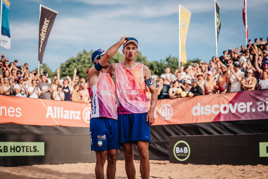Beachvolleyball | Männer | Allianz German Beach Tour 2025 | Tourstop München | 12.07.2025 | v.l. Tilo Rietschel und Momme Lorenz jubeln nach dem Sieg