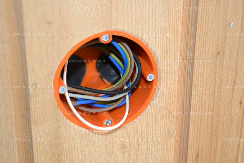 bib-lg17-elektroinstallation-0226 | Nach LV-Leistungsgruppen sortierte Detailfotos über den Bau eines Hauses. Alle Hausbau-Bilder direkt vom Urheber und Autor der Website Haus-Selber-Bauen.com