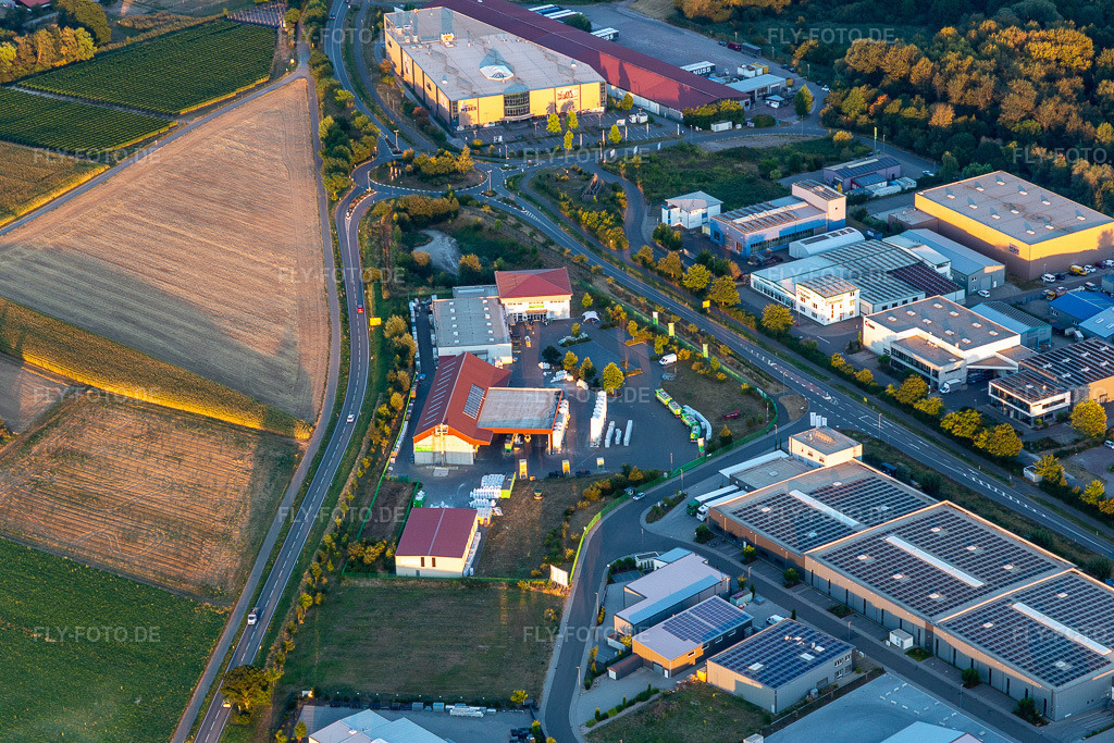 Luftbild: Raiffeisen Agrarhandel Pfalz GmbH (Herxheim) in Herxheim bei Landau im Bundesland Rheinland-Pfalz in Deutschland. Foto: IMG_133860.jpg vom 16.08.2022 durch Werner Riehm/FLY-FOTO.de