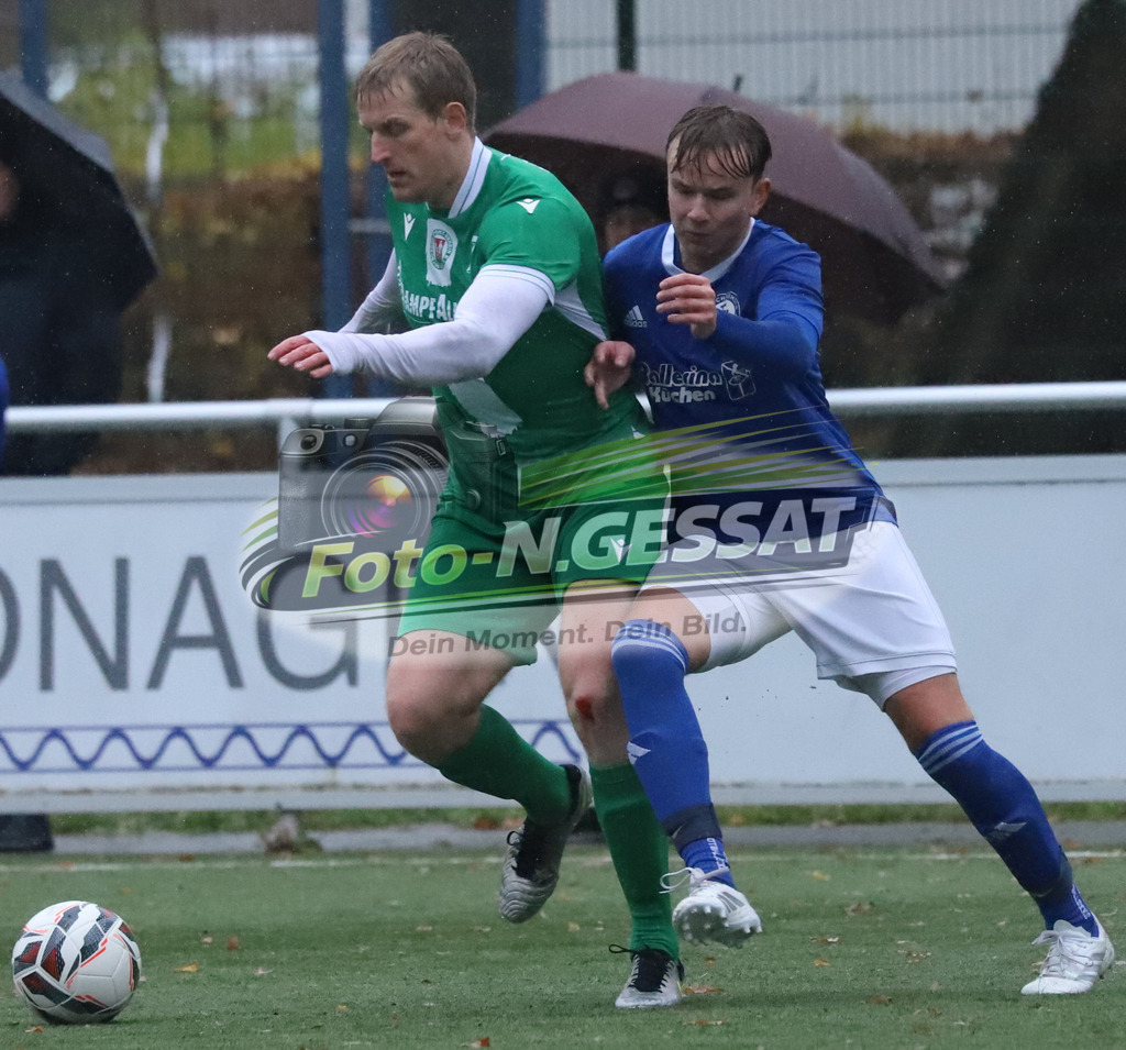 TuS Bruchmühlen II - Bünder SV | Auf dem Bild zu sehen: blau TuS Bruchmühlen: Noah Schwarz ; grün Bünder SV: Volkmar VögeTuS Bruchmühlen II, Bünder SV, Saison 25/26, Kreisliga A, Bruchmühlen, Deutschland - Realisiert mit Pictrs.com