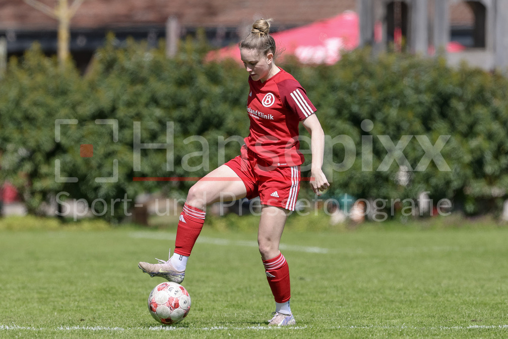Fussball, Regionalliga Nord Frauen, ATS Buntentor - SV Werder Bremen II | Malena Watzlawik (ATS Buntentor, 14) am Ball, Freisteller, Einzelbild, Ganzkörper, Aktion, Action, Spielszene