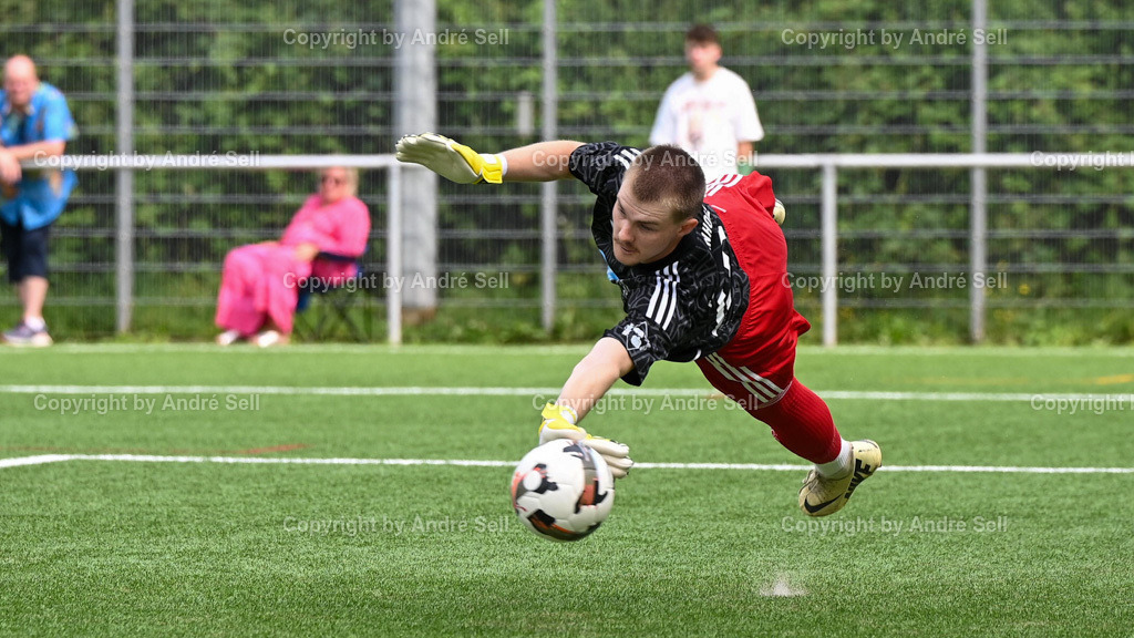 TSV Kronshagen vs TSV Altenholz | 03.08.24, Fußball-Landesliga Schleswig Männer 2024/2025, TSV Kronshagen (weiss) vs. TSV Altenholz (gelb), Joris Schwarz (TSVA #40) hält den Freistoss von Badreddin Hamze (TSVK #7) - Realisiert mit Pictrs.com