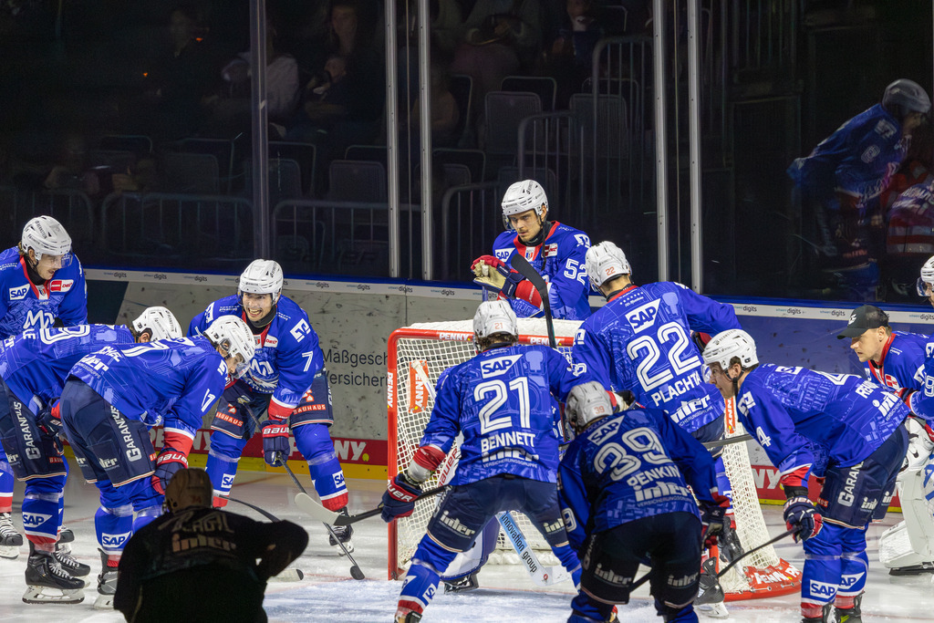 DEL, Deutsche Eishockey Liga Saison 2025/26, 13. Spieltag: Adler Mannheim gegen Kölner Haie | DEL, Deutsche Eishockey Liga Saison 2025/26, 13. Spieltag: Adler Mannheim gegen Kölner Haie***Die Mannschaft der Adler kurz vorm Eröffnungsbully - Realisiert mit Pictrs.com