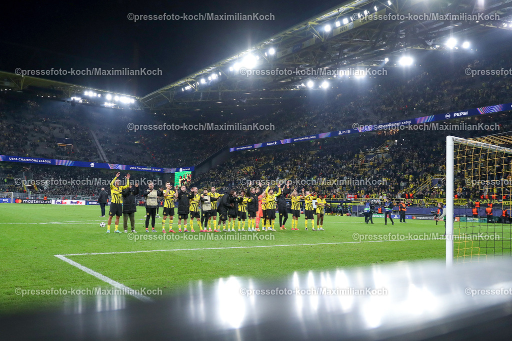 BVB01102401061 | 01.10.2024, Fußball, UEFA Champions League, Borussia Dortmund - Celtic Glasgow, 2. Spieltag, Signal Iduna Park, Saison 2024 2025: Abschlussjubel nach dem 7:1 Sieg. Die Mannschaft steht geschlossen jubelnd auf dem Spielfeld