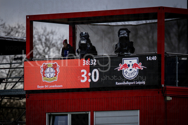 Frauen Fußball-Bundesliga; Bayer 04 Leverkusen - RB Leipzig, 06.12.2025 | Der Pausenstand auf der Anzeige: 3:0 zur Halbzeit; Bayer 04 Leverkusen - RB Leipzig an Spieltag 12 der Google Pixel Frauen-Bundesliga am 06.12.2025 im Ulrich-Haberland-Stadion in Leverkusen (Nordrhein-Westfalen). DFL REGULATIONS PROHIBIT ANY USE OF PHOTOGRAPHS AS IMAGE SEQUENCES AND/OR QUASI-VIDEO.