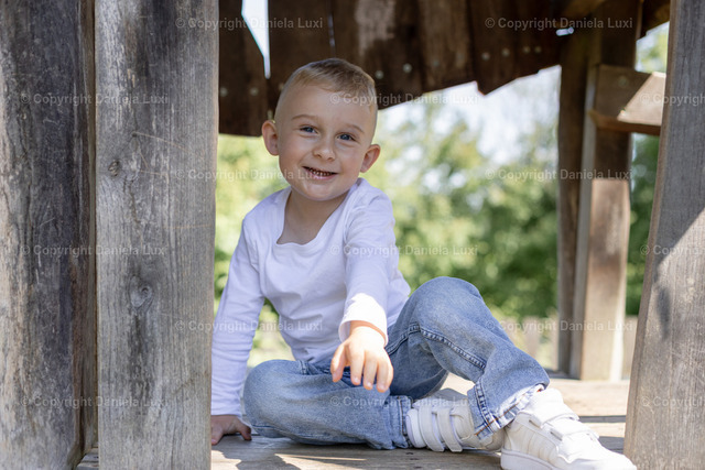 R6__6220 | Professionelle Kindergartenfotografie in Bayern - liebevolle, natürliche Kinderfotos. Jetzt Galerie ansehen und Lieblingsbilder bestellen! - Realisiert mit Pictrs.com