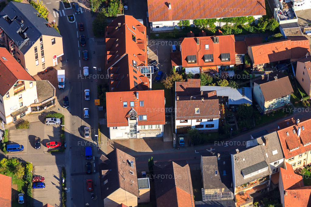 Luftbild: Hauptstraße mit Naturpark-Apotheken OHG, St. Barbara-Apotheke im Ortsteil Langensteinbach in Karlsbad im Bundesland Baden-Württemberg in Deutschland. Foto: IMG_45141.jpg vom 21.09.2011 durch Werner Riehm/FLY-FOTO.deAuflösung des Originals: 4528 x 3019 pxWWW.ST-BARBARA-APOTHEKE-KARLSBAD.DE