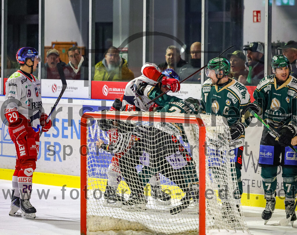 2025-11-16_148_TSV_Erding_gegen_Selber_Woelfe | Erding, Deutschland, 16.11.2025:Eishockey, Oberliga Süd 2025 / 2026, 17. Spieltag, TSV Erding gegen Selber Wölfe, Endergebnis: 3:1Christopher Schutz (Selber Wölfe, #29), Richard Gelke (Selber Wölfe, #92), Erik Modlmayr (Erding Gladiators, #21), Philipp Michl (Erding Gladiators, #77), Louis Trattner (Erding Gladiators, #7)Foto: Christian Riedel / fotografie-riedel.net