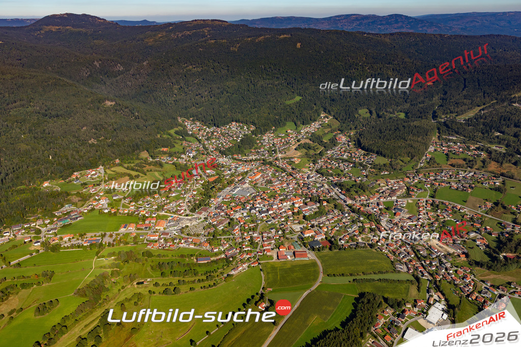 Das Luftbild der Stadt Bodenmais wurde 2021 vom Flugzeug heraus erstellt (keine Drohne) Aufnahmehöhe ca.450 Meter- hohe Bildauflösung und Druck-Qualität garantiert!