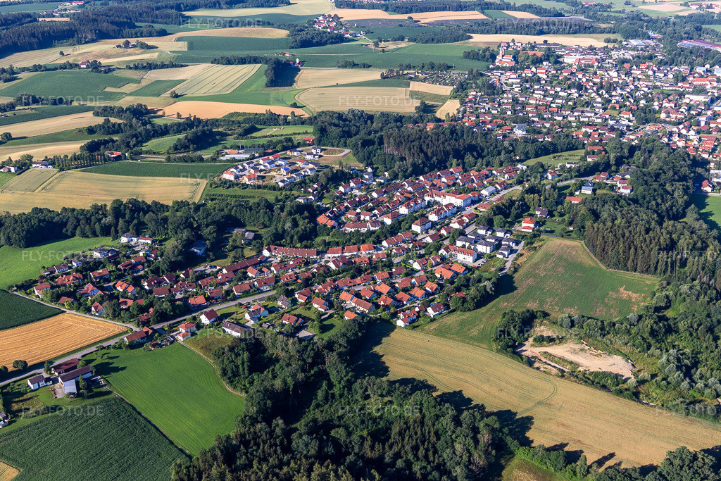 Luftbild: Grub in Vilsbiburg im Bundesland Bayern in Deutschland. – Foto: IMG_133005.jpg vom 03.07.2022 durch Werner Riehm/FLY-FOTO.de – Auflösung des Originals: 5472 x 3648 px – Stadt Vilsbiburg