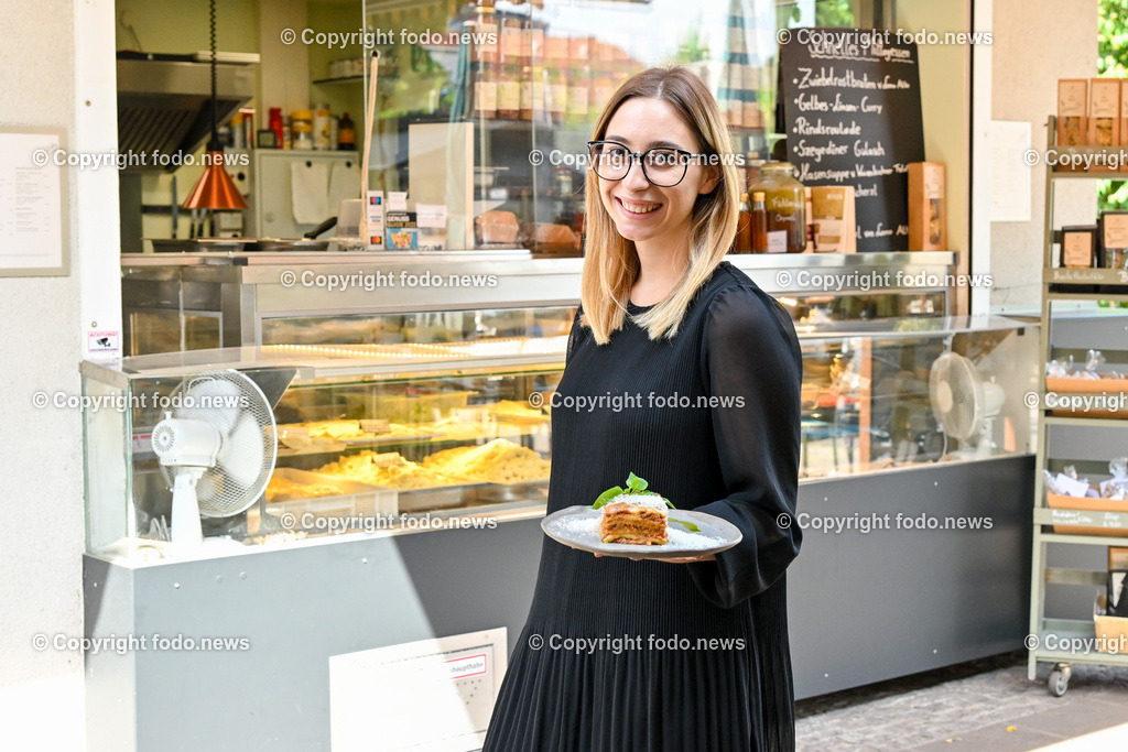 Suedbahnhofmarkt Linz_ Die Pastamacher_ 20.06.2023-4 | 20.06.2023, Linz, AUT, Suedbahnhofmarkt, Die Pastamacher, im Bild Melanie Heizinger mit 
Wildschwein Lasagne von der Stroheimer Donauleiten 