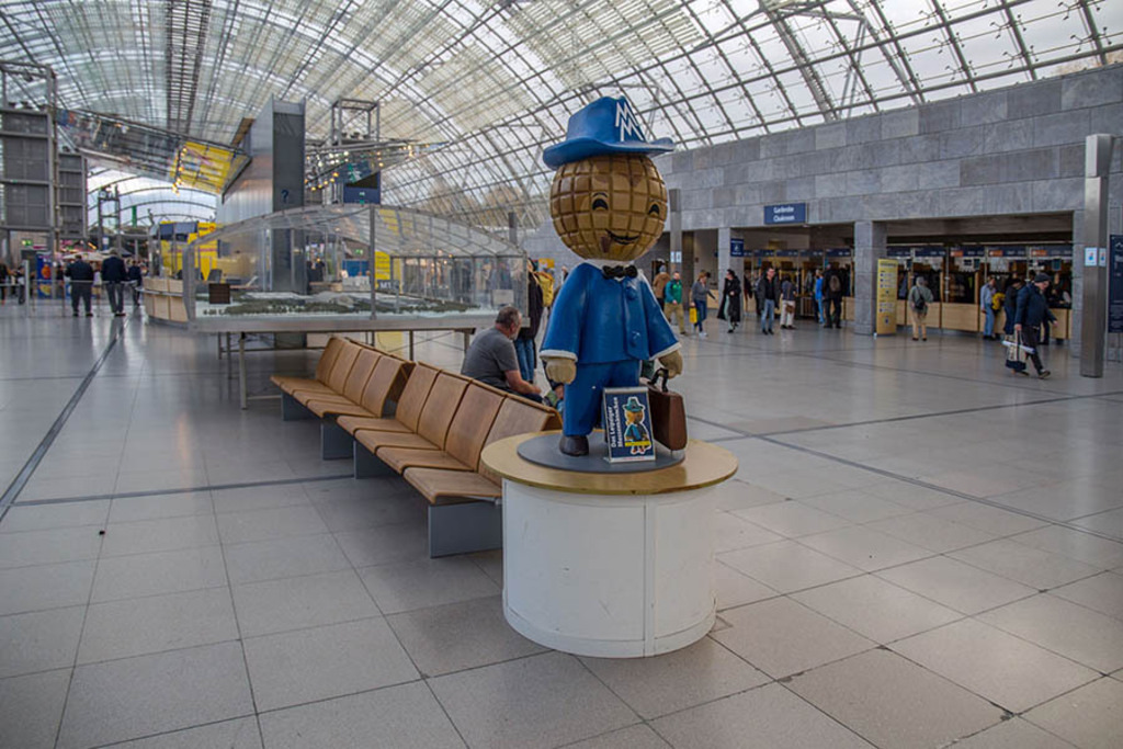 Messemännchen auf der Leipziger Messe | Entdecke über 20 Kategorien Leipzig-Motive: Foto-Downloads, hochwertige Poster, Leinwand- & Fine-Art-Prints. Jetzt Lieblingsfoto im Bildlexikon Leipzig Shop bestellen!