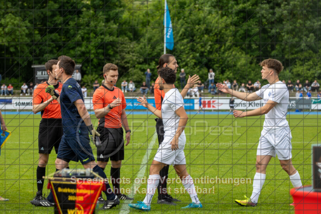20250529_162825_0027 | #,  VfL Kirchheim (blau) vs. 1.FC Eislingen (weiß), Fußball, Bezirkspokal Finale - Bezirk Neckar/Fils, 2024/2025, Rasenplatz VfL Stadion Kirchheim, Jesinger Straße 105, 73230 Kirchheim, 29.05.2025 - 16:30 Uhr,Foto: PhotoPeet-Sportfotografie/Peter Harich