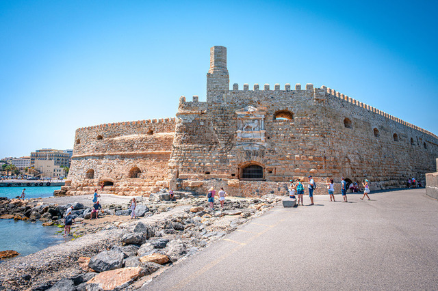 2026-07-20_11-16-49_730 | Historische Festung am Meer mit Besuchern und blauer Himmel, Heraklion, Kreta, Griechenland - Realisiert mit Pictrs.com