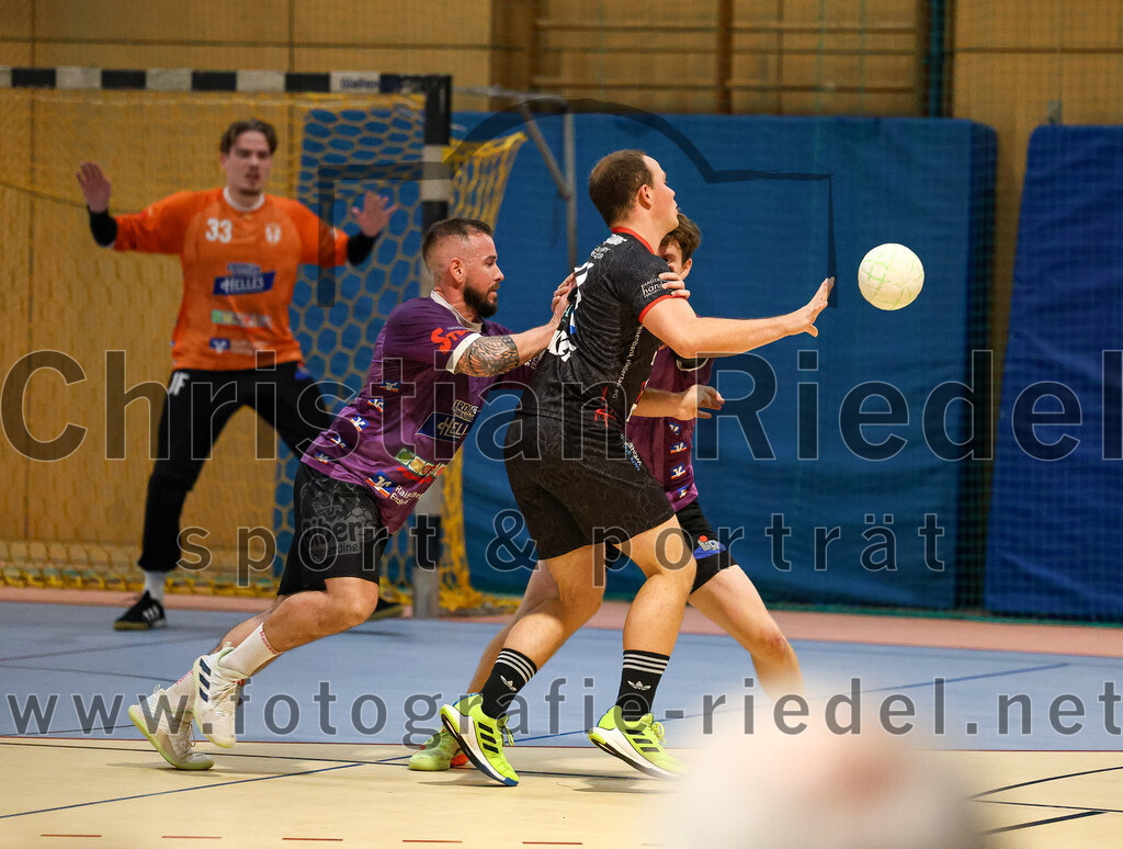 2024-09-21_037_SpVgg_Altenerding_gegen_TSV_1861_Mainburg | Erding, Deutschland, 21.09.2024:Handball, Bezirksoberliga Männer 2024 / 2025, 1. Spieltag, SpVgg Altenerding gegen TSV 1861 Mainburg, Endergebnis: 36:20Sebastian Förster (SpVgg Altenerding, #66), Maximilian Altmann (TSV 1861 Mainburg, #14), Tim Steininger (SpVgg Altenerding, #10)Foto: Christian Riedel / fotografie-riedel.net