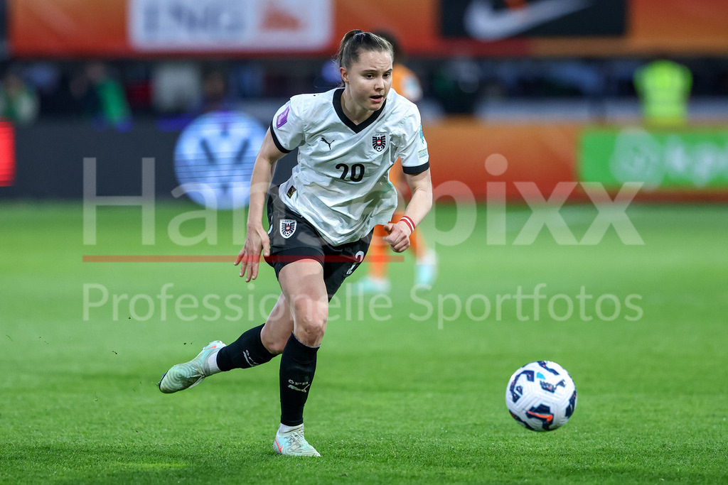 Fussball, UEFA Women s Nations League, Deutschland - Österreich | v.li.: Lilli Purtscheller (Österreich, 20) am Ball, Einzelbild, Ganzkörper, Aktion, Action, Spielszene