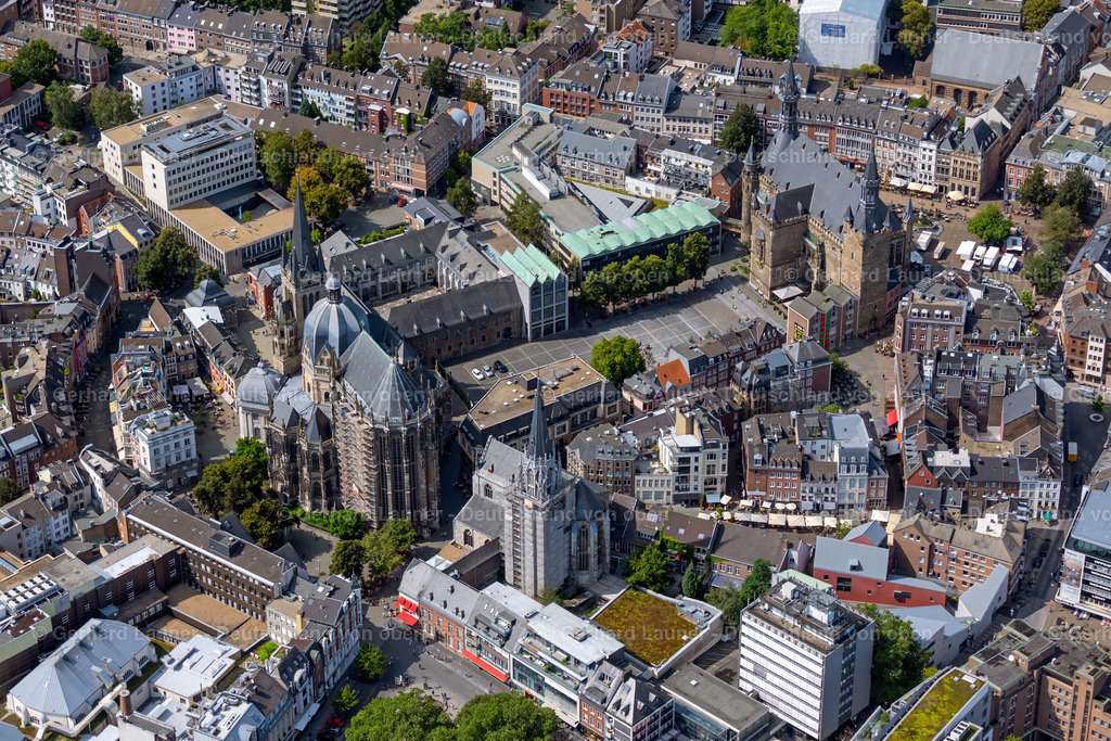 4049068 | Rathaus und  Aachener Dom, auch Hoher Dom zu Aachen, Aachener Münster oder Aachener Marienkirche, ist die Bischofskirche des Bistums Aachen und das bedeutendste Wahrzeichen der Stadt Aachen