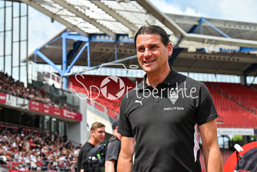 1. FC Nürnberg - Borussia Mönchengladbach | im Bild Gerardo SEOANE Trainer Borussia Moenchengladbach vor der Partie in Nuernberg / Testspiel: 1. FC Nuernberg - Borussia Mönchengladbach, Max-Morlock Stadion am 26.07.2025 / DFL REGULATIONS PROHIBIT ANY USE OF PHOTOGRAPHS AS IMAGE SEQUENCES AND/OR QUASI-VIDEO