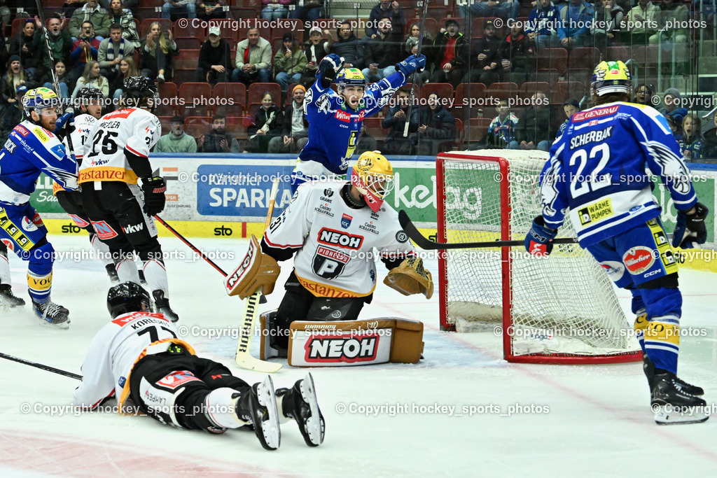 EC IDM Wärmepumpen VSV vs. Pioneers Vorarlberg | Jubel EC VSV Mannschaft, #22 Nikita Scherbak EC VSV, #40 Elias Wallenta EC VSV, #16 Kevin Hancock EC VSV, #77 Ivan Korecky Pioneers Vorarlberg, #31 David Madlener Pioneers Vorarlberg,  #25 Julian Metzler Pioneers Vorarlberg, EC IDM Wärmepumpen VSV vs. Pioneers Vorarlberg, EC IDM WÄRMEPUMPEN VSV vs. Pioneers Vorarlberg am 03.10.2025 in Villach (Stadthalle Villach), Austria, (Photo by Bernd Stefan)