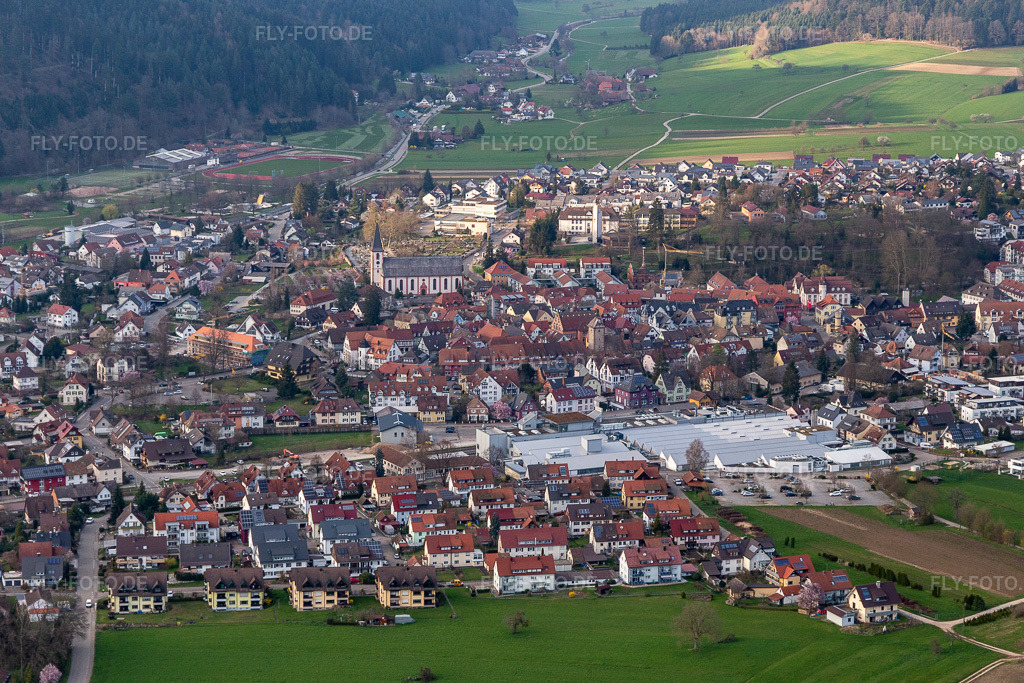 Luftbild: Ortsansicht der Straßen und Häuser der Wohngebiete in Zell am Harmersbach im Bundesland Baden-Württemberg in Deutschland. Foto: IMG_120337.jpg vom 17.03.2020 durch Werner Riehm/FLY-FOTO.de