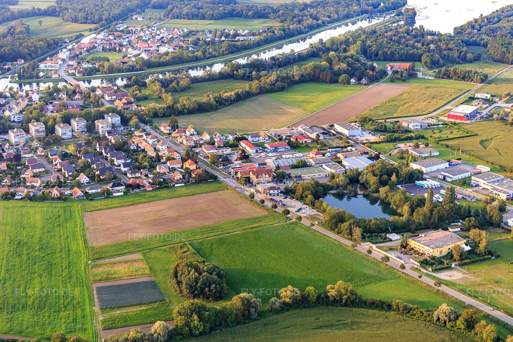 Luftbild: Zone Industriel de Krafft von Süden in Erstein im Bundesland Bas-Rhin in Frankreich. – Foto: IMG_137903.jpg vom 18.08.2023 durch Werner Riehm/FLY-FOTO.de – Auflösung des Originals: 5322 x 3548 px