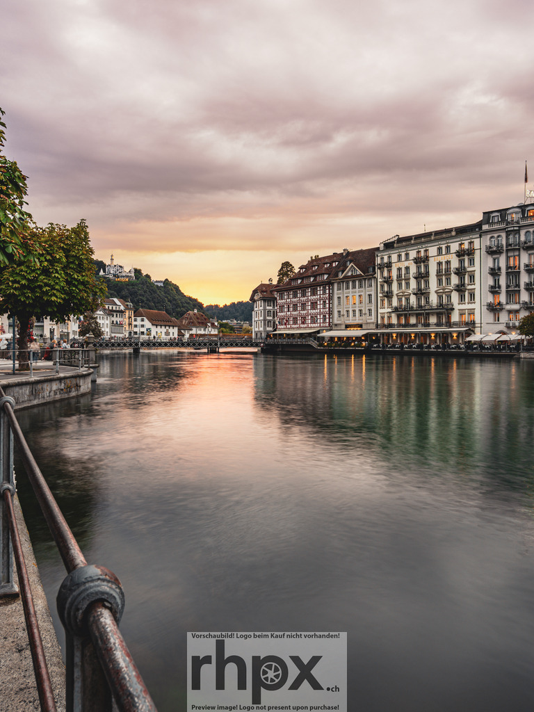 Abendstimmung an der Reuss | Fluss. Abendrot. Ruhe.
Die Reuss fliesst ruhig an den prachtvollen Fassaden der Luzerner Altstadt vorbei. Im sanften Abendlicht thront das Château Gütsch im Hintergrund über dem Wasser und schafft eine Atmosphäre von zeitloser Beständigkeit.
Wähle unter "Produktauswahl" dein Wunschformat: Vom klassischen Wandbild über Puzzle &amp; Tassen bis zum digitalen Download (z.B. als Handy-Hintergrund).

 - Realisiert mit Pictrs.com