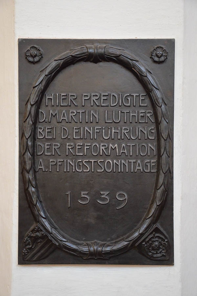 Bildlexikon Leipzig - Gedenktafel zur Einführung der Reformation | Das Team hinter BILDLEXIKON LEIPZIG bündelt historische wie aktuelle Informationen über die Stadt Leipzig in Text und Bild auf einer Plattform und stellt diese der interessierten Öffentlichkeit zur Verfügung.