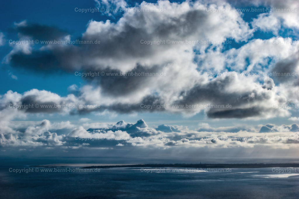 PLB_0067mod_Watt_Amrum_GGL | LUFTBILD. Wattenmeer - Blick auf Amrum. __ Abendliche Gegenlicht -Stimmung mit Wolkenhimmel über der Nordsee. - Realisiert mit Pictrs.com