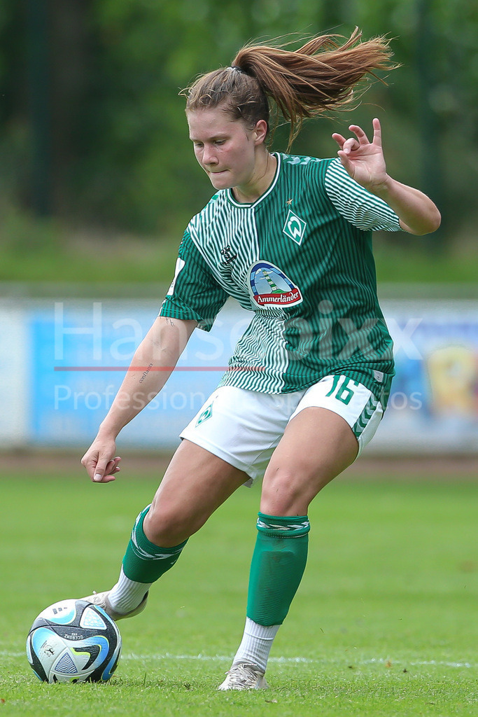 Fussball, Testspiel Frauen, Borussia Mönchengladbach - SV Werder Bremen | v.li.: Emilie Bernhardt (SV Werder Bremen, 16) Freisteller, Einzelbild, Ganzkörper, Aktion, Action, Spielszene