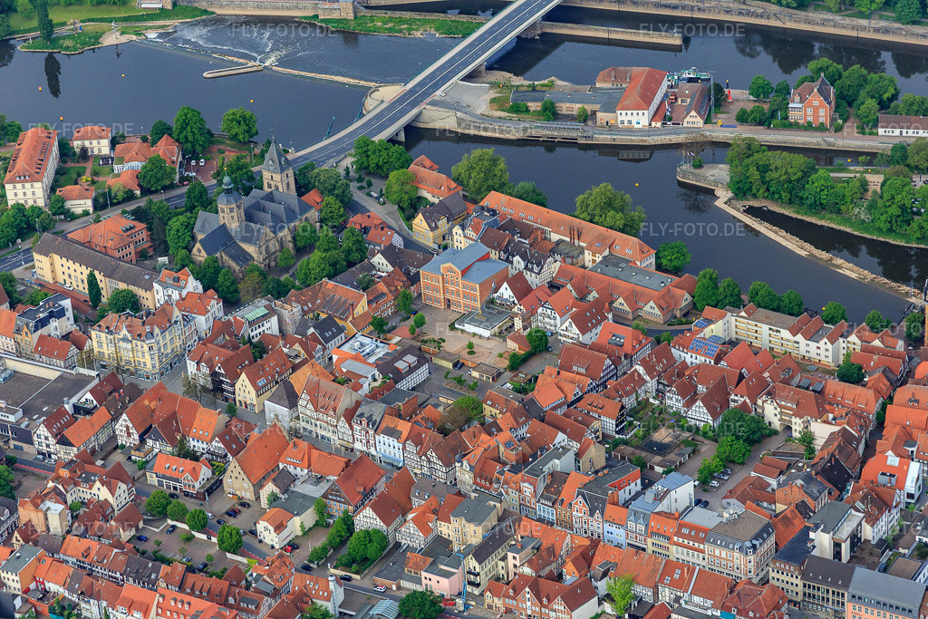 Luftbild: Bäckerstraße, Münster St. Bonifatius und Papenschule in Hameln im Bundesland Niedersachsen in Deutschland.Foto: IMG_079438.jpg vom 24.05.2015 durch Werner Riehm/FLY-FOTO.deEvangelisch-Lutherisches Hamelner Münster St. BonifatiusPapenschule Hameln