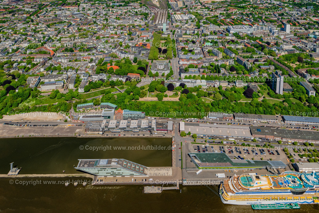 Hamburg_Altonaer_Balkon_ELS_6424090525 | HAMBURG 09.05.2025 "Dockland" Bürogebäude an der Nordelbe in der Hansestadt Hamburg. Das Dockland Office Building mit seiner auffälligen Architektur, Glasfassade und treppenartiger Form wurde von Hadi Teherani entworfen und befindet sich auf einem vorgelagerten Landstreifen im Wasser, im Hintergrund der "Altonaer Balkon". // "Dockland" office building on the North Elbe in the Hanseatic city of Hamburg. The Dockland Office Building with its striking architecture, glass facade and staircase-like shape was designed by Hadi Teherani and is located on a strip of land in the water, with the "Altona Balcony" in the background. Foto: Martin Elsen