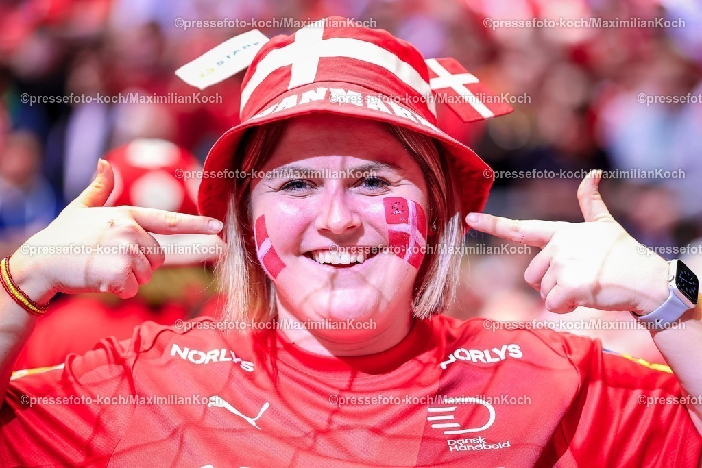 EHF16012602011 | 16.01.2026, Handball, Men's EHF EURO 2026, Dänemark - Nordmazedonien, Jyske Bank Boxen in Herning, Dänemark, Preliminary Round: Gute Laune bei den Fans der dänischen Nationalmannschaft. Die Handballfans freuen sich auf das Spiel in Herning, Feature Freude Fans Fan Zuschauer Besucher