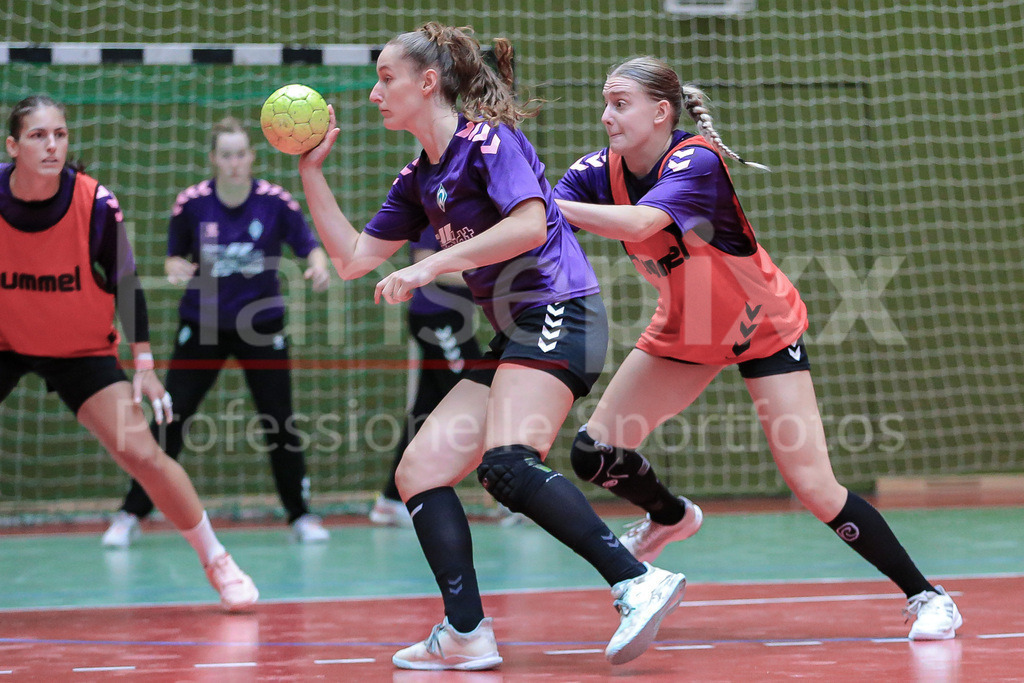 Handball, 2. Bundesliga Frauen, Training SV Werder Bremen | v.li.: Lara Niemann (SV Werder Bremen, 35) und Meike Becker (SV Werder Bremen, 17) im Zweikampf, Duell, Spielszene, Aktion, Action