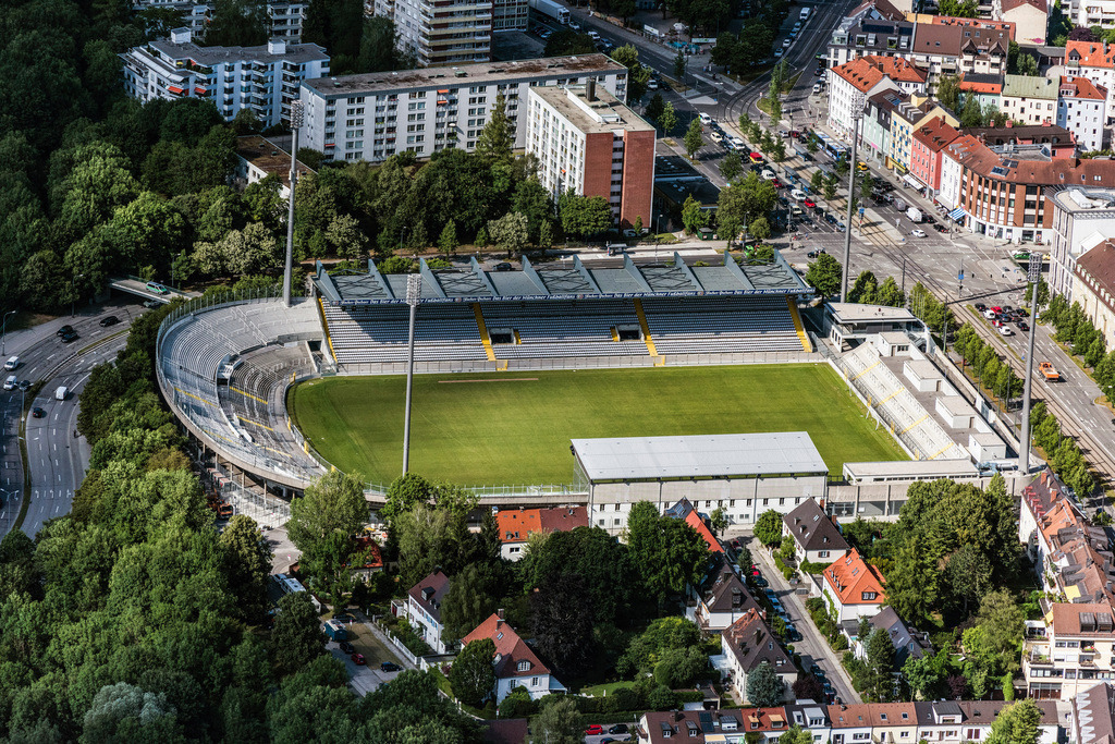 dr__0019443.jpg | MüNCHEN 04.07.2017 Fußball- Stadion des Vereins TSV 1860  ( Sechzgerstadion ) an der Grünwalder Straße in München im Bundesland Bayern. // Football stadium of the football club TSV 1860 on Gruenwalder Strasse in Munich in the state Bavaria. Foto: Daniel Reiter
