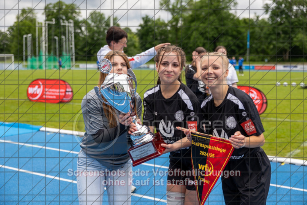 20250529_151436_1890 | #,  SGM Wendlingen-Ötlingen II (blau) vs. 1.FC Donzdorf II (schwarz), Fussball, Frauen-Bezirkspokal Finale Saison 2024/2025, Rasenplatz VfL Stadion Kirchheim, Jesinger Straße 105, 73230 Kirchheim, 29.05.2025 - 13:00 Uhr,Foto: PhotoPeet-Sportfotografie/Peter Harich
