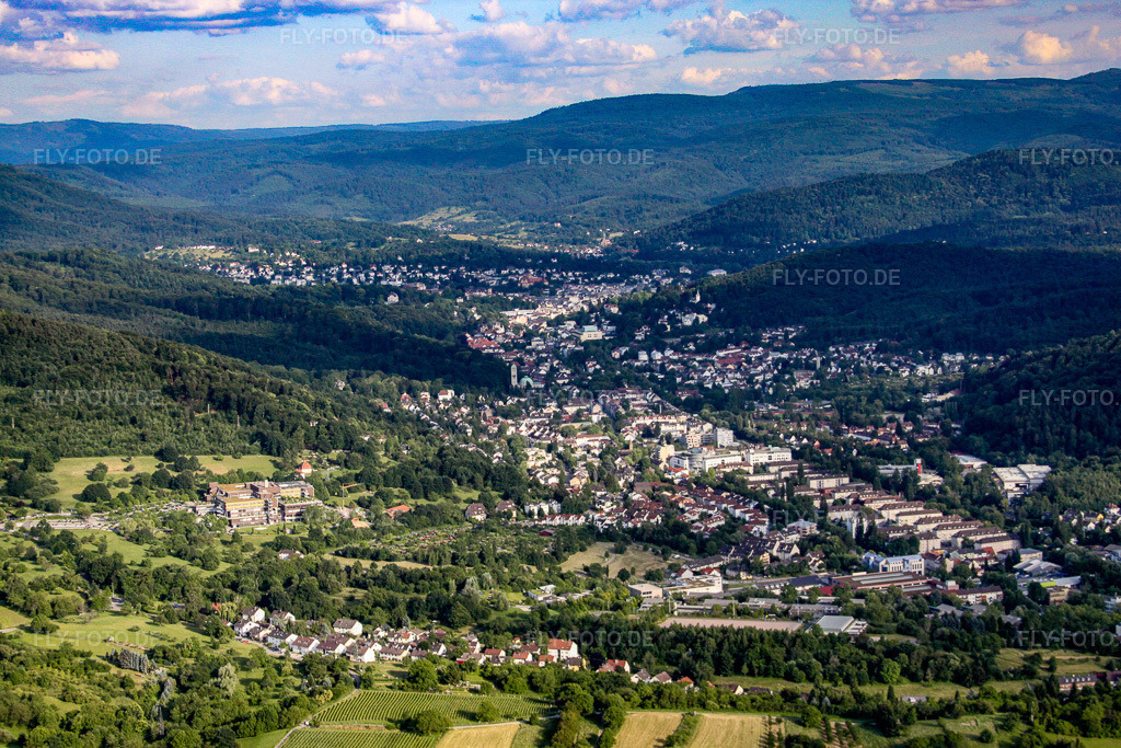 Luftbild: Baden-Baden von Westen im Ortsteil Oos in Baden-Baden im Bundesland Baden-Württemberg in Deutschland. Foto: IMG_18803.jpg vom 03.06.2009 durch Werner Riehm/FLY-FOTO.de