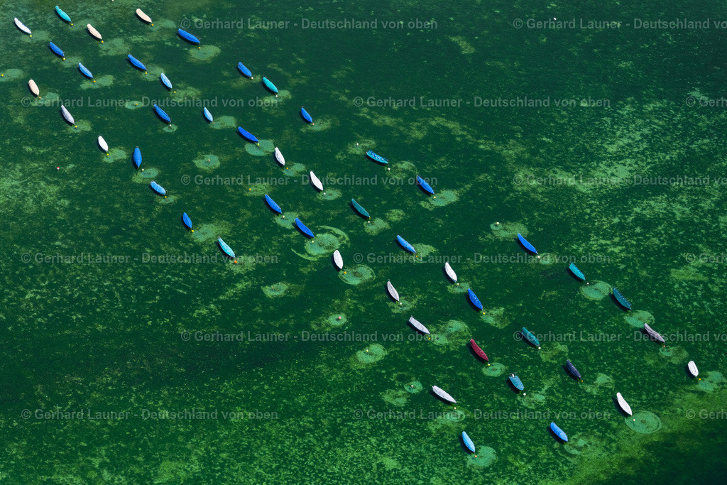 4027510 | RADOLFZELL AM BODENSEE 17.05.2020 Sportboot- Anlegestellen und Bootsliegeplätzen am Uferbereich in Radolfzell am Bodensee im Bundesland Baden-Württemberg, Deutschland. // Pleasure boat marina with docks and moorings on the shore area in Radolfzell am Bodensee in the state Baden-Wuerttemberg, Germany. Foto: Gerhard Launer